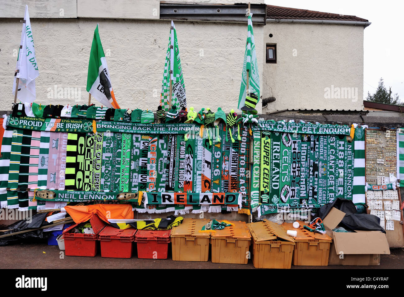 Einen Stall außerhalb Hampden keltischen Fahnen, Schals und Fahnen vor dem Scottish League Cup-Finale 2011 gegen die Glasgow Rangers zu verkaufen Stockfoto