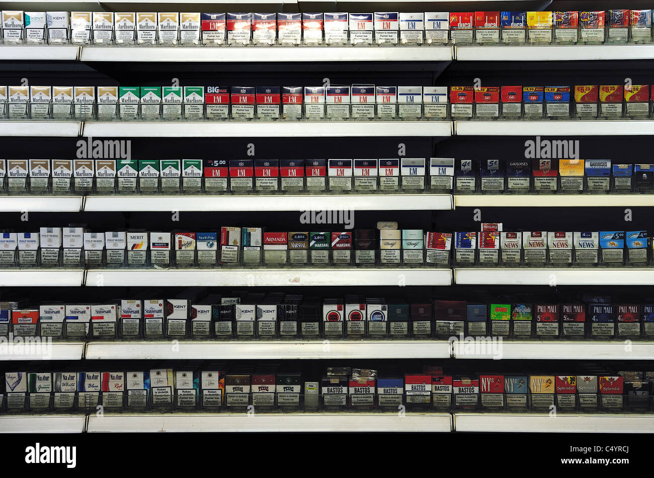 Eine Anzeige von Zigaretten in einem Geschäft in Brüssel Stockfoto