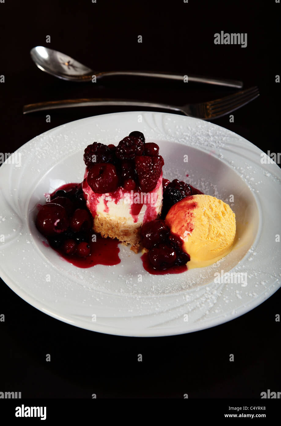 Sommer Früchte Käsekuchen mit Eis auf weißen Teller Stockfoto