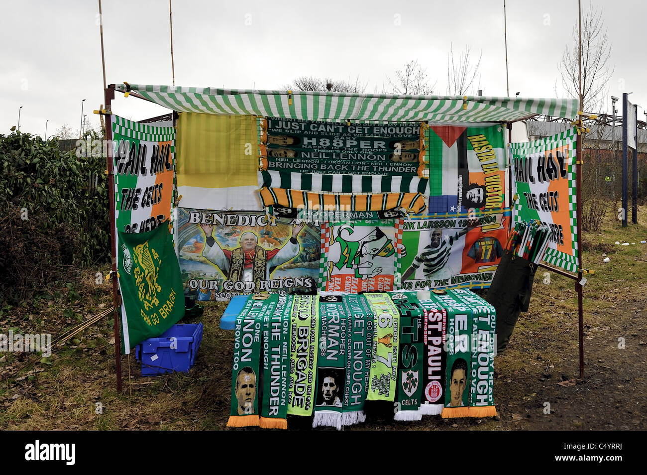 Einen Stall außerhalb Hampden keltischen Fahnen, Schals und Fahnen vor dem Scottish League Cup-Finale 2011 gegen die Glasgow Rangers zu verkaufen Stockfoto
