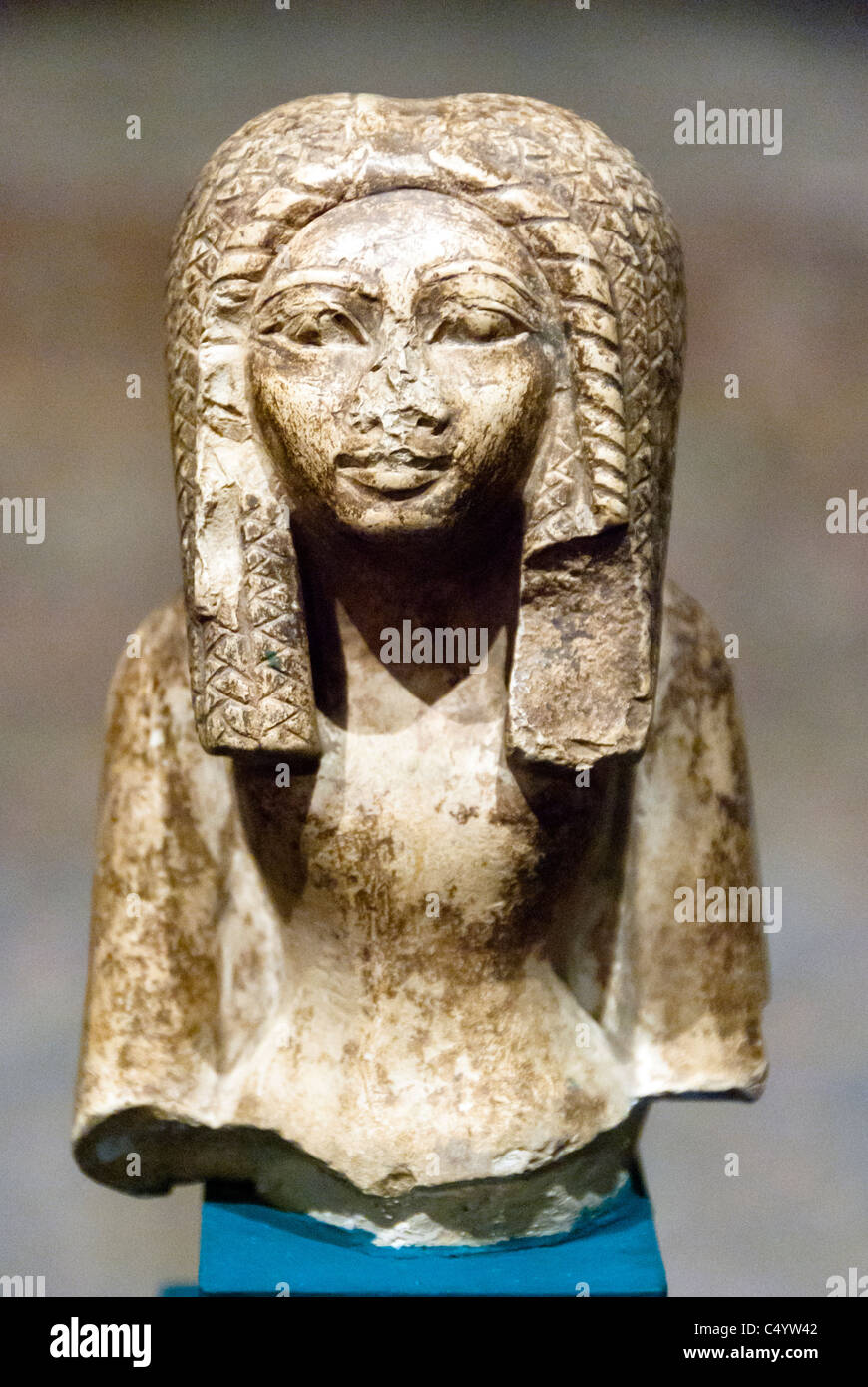 Oberteil einer Statue einer Frau. Die schwere Perücke, die sie trägt ist typisch für das neue Reich. Kalkstein 18. Dynastie - Insel Elephantine. Stockfoto