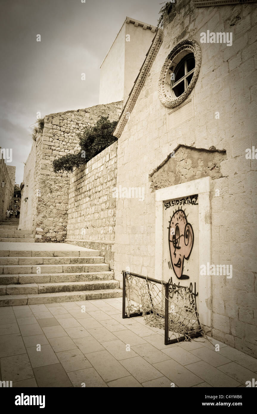 Fußballtor in der Altstadt Dubrovnik, Kroatien von alten Steinmauer Stockfoto