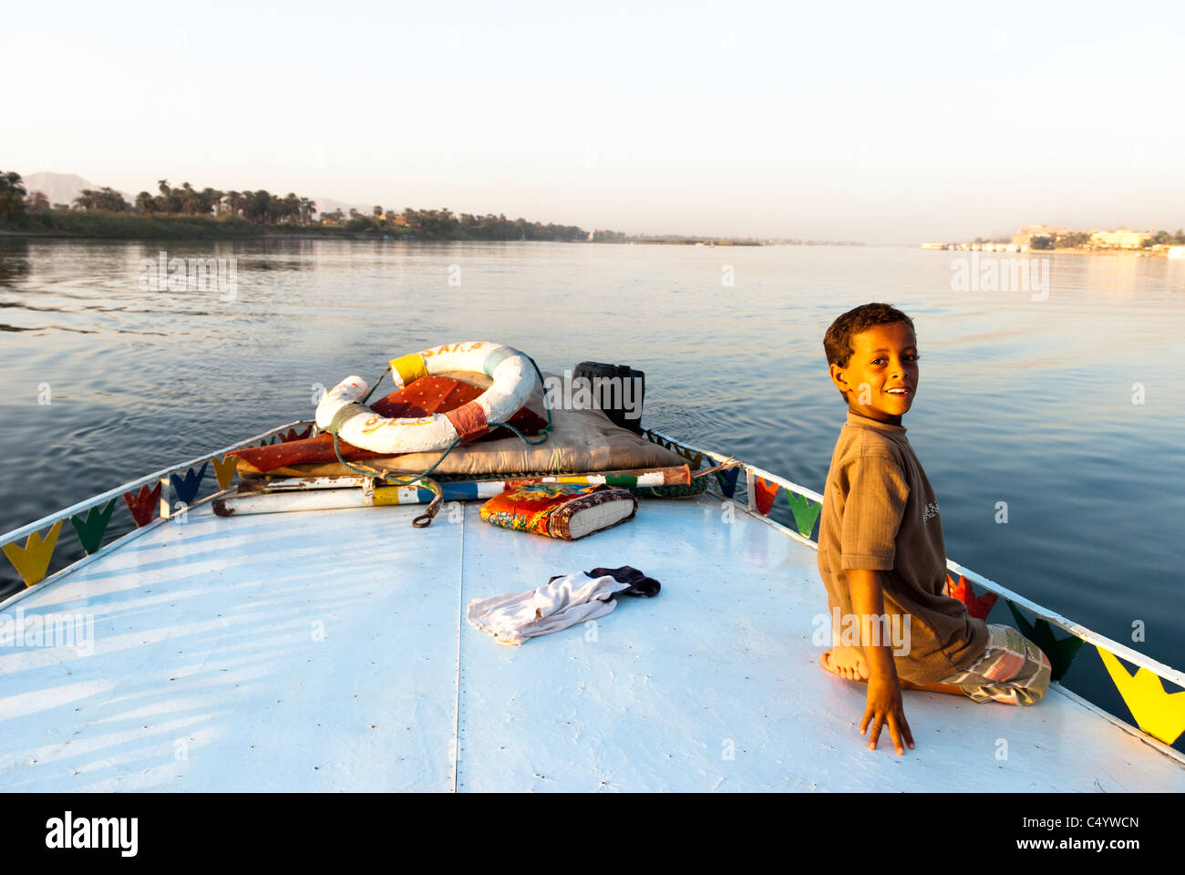 Ägyptischen Kind über einer Felucke Kreuzfahrt den Nil - Oberägypten Stockfoto