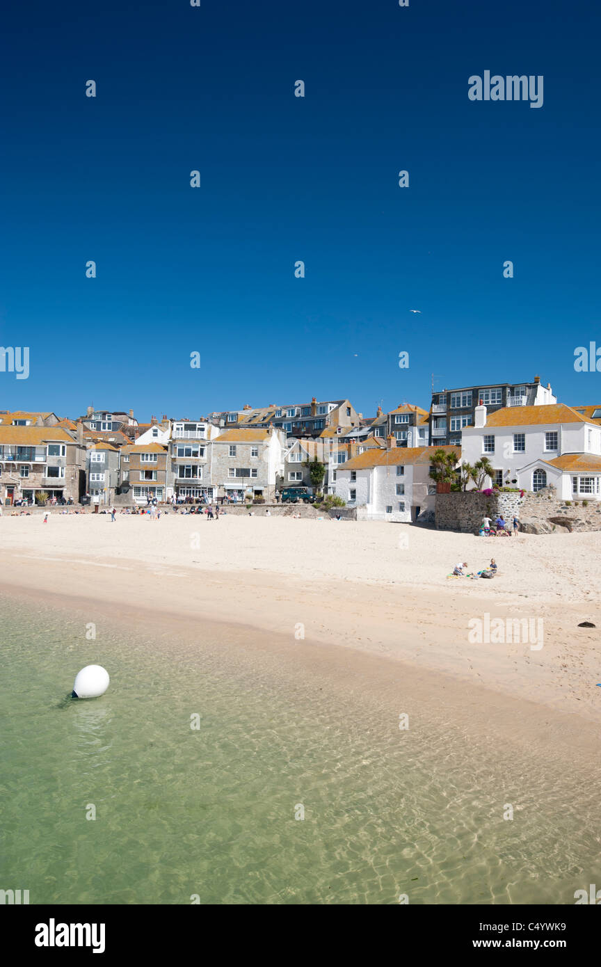 St. Ives, Cornwall, England: Die schönen Hafen Strand mit weiß getünchten Häuser und smaragdgrünes Meer und blauer Himmel Stockfoto