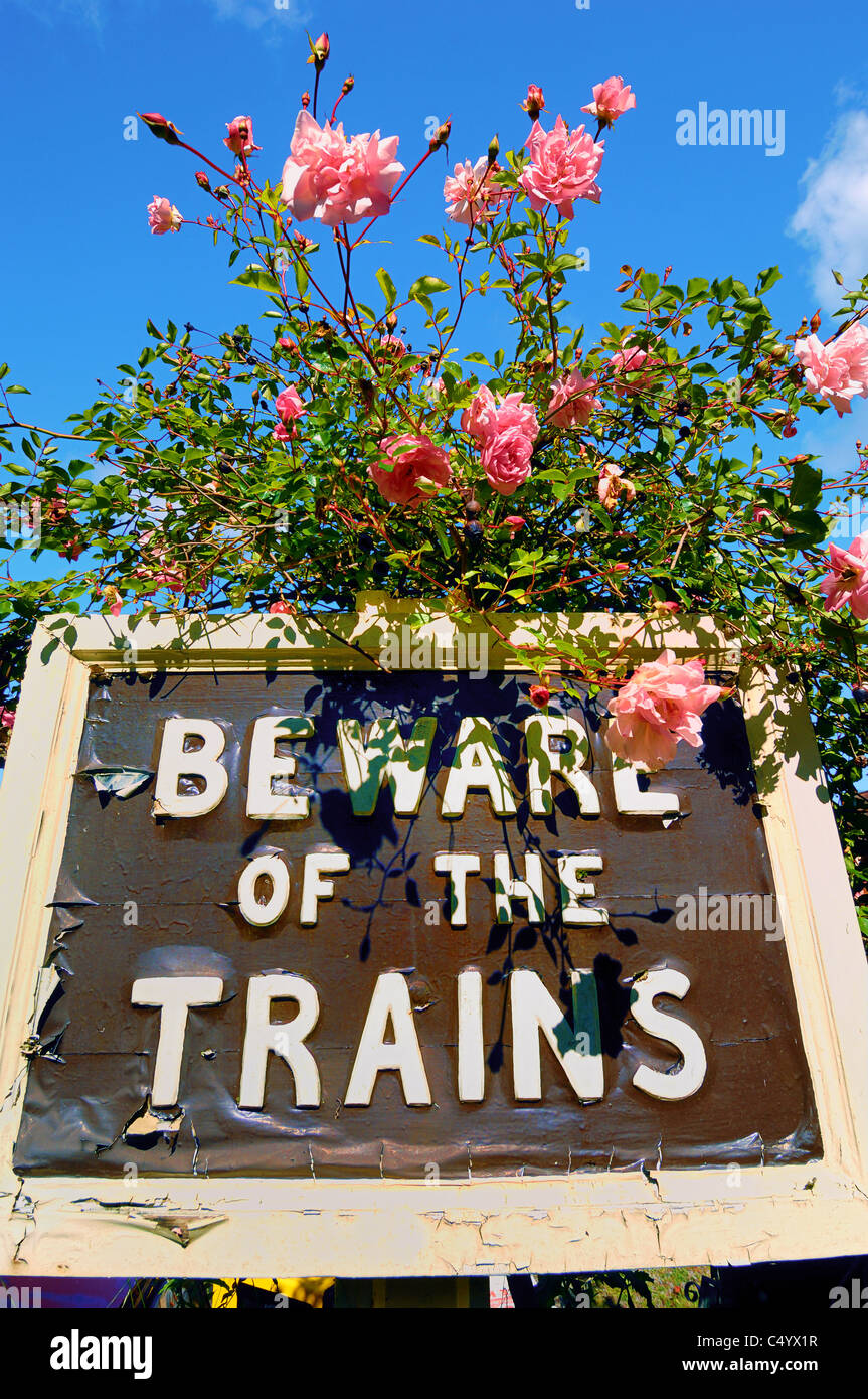 Warnschild am alten Bahnhof, jetzt geschlossen, auf dem Dorf Limpley Stoke, in der Nähe der Stadt Bath, Somerset, Englands. Stockfoto