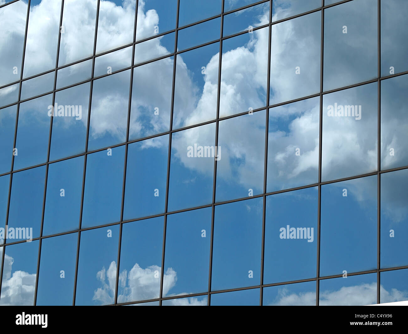Modernes Gebäude mit Wolken reflektiert in Glasfront Stockfoto