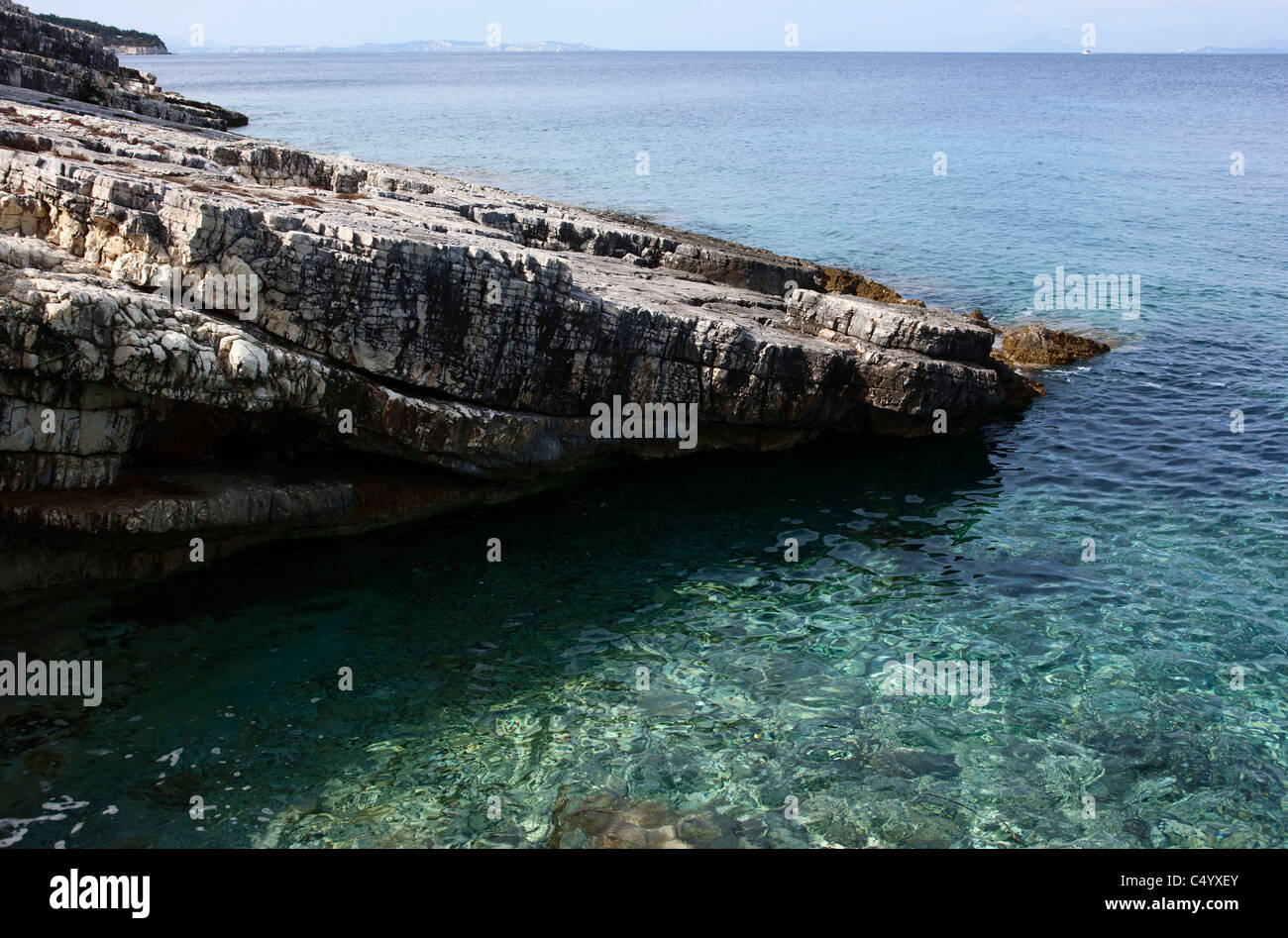 Das türkisfarbene Wasser des Kloni Gouli Strand. Paxos, Griechenland. Stockfoto