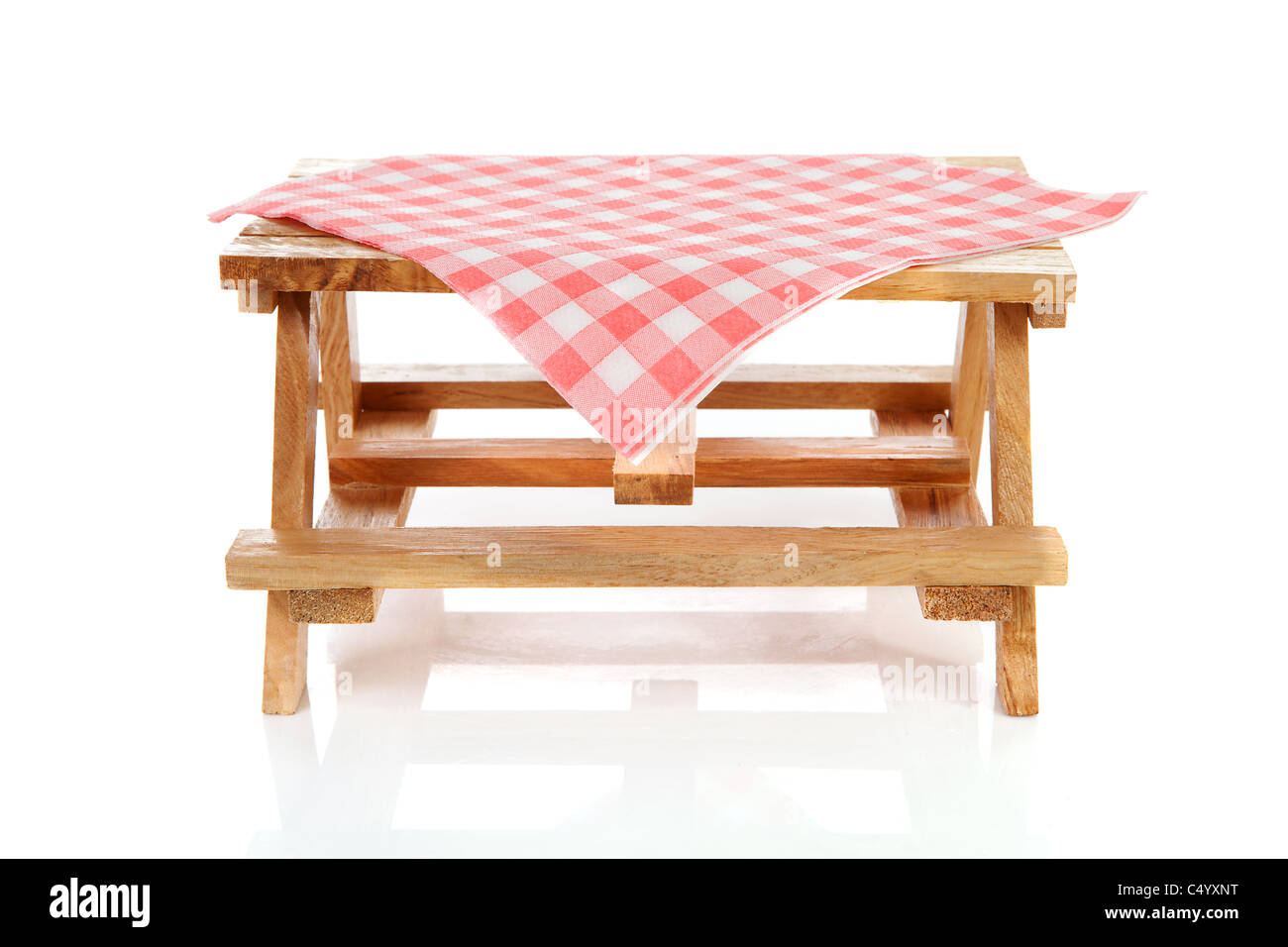 leere Picknick-Tisch mit Tischdecke auf weißem Hintergrund Stockfoto