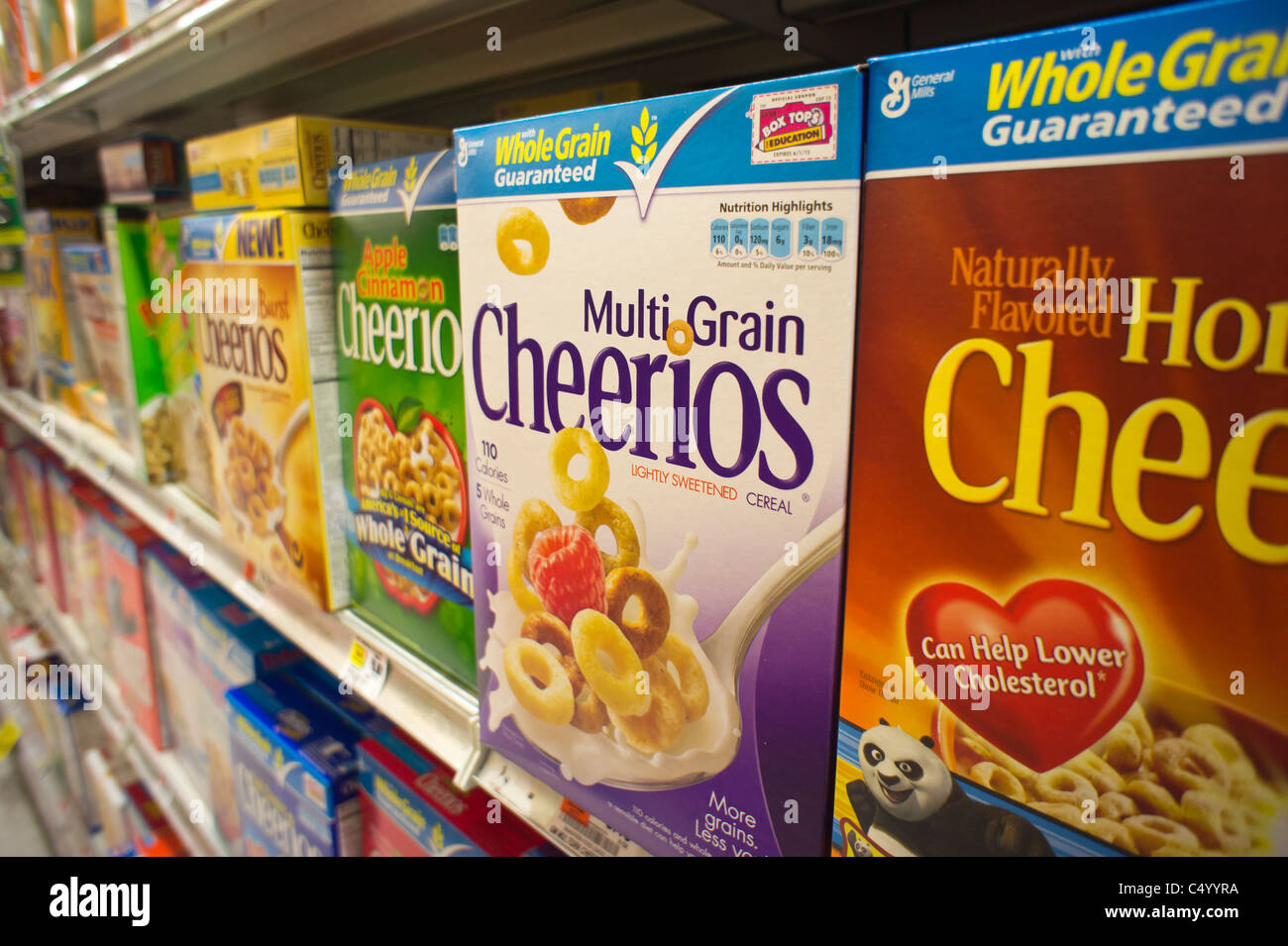 Boxen von General Mills Cheerios Frühstückskost aus Getreide in der Lebensmittel-Abteilung einer Filiale in New York Stockfoto