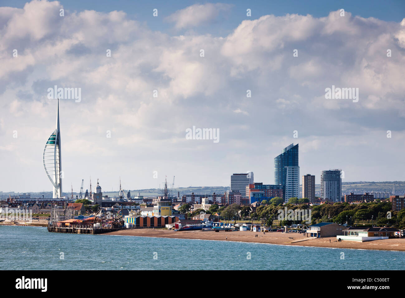 Portsmouth Harbour England UK mit Spinnaker Tower und Vergnügungspark in Southsea Stockfoto