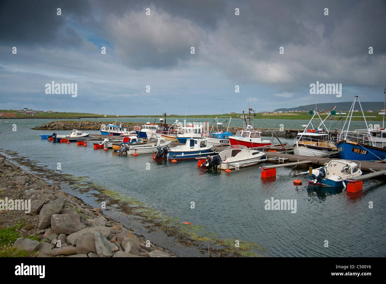 Die Bootsliegeplätze am Hamnavoe, Burra auf den Shetland-Inseln Stockfoto