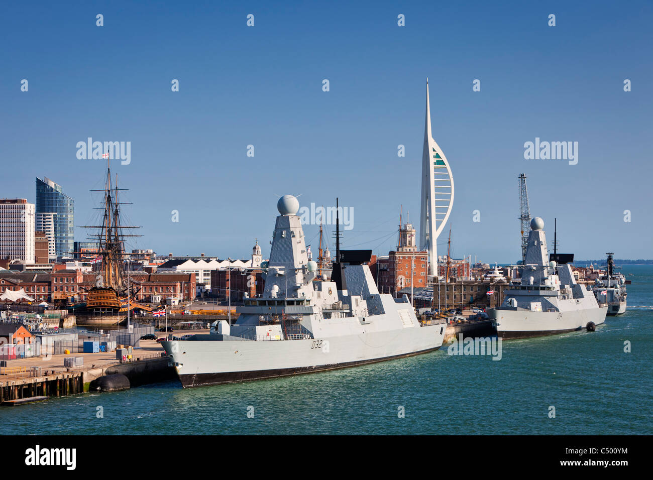 Hafen von Portsmouth, England UK, moderne und historische Marine Kriegsschiffe Stockfoto