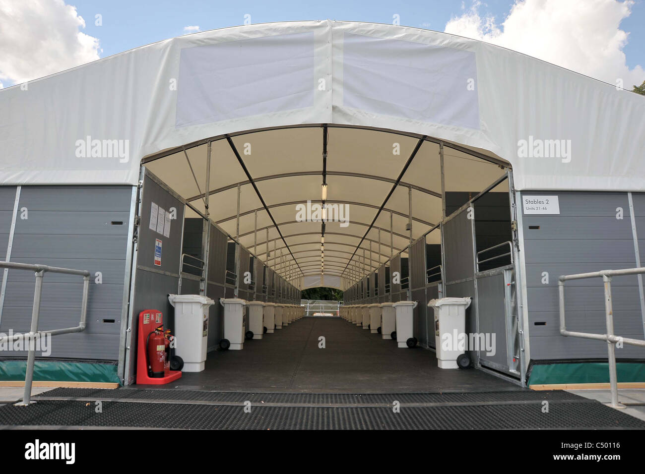 Eingang zu den Stallungen. Pferdesport Test-Event für London 2012. London bereitet. Greenwich Park. Stockfoto
