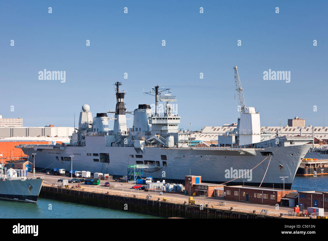 HMS Ark Royal stillgelegt und vertäut im Hafen von Portsmouth, England, UK Stockfoto