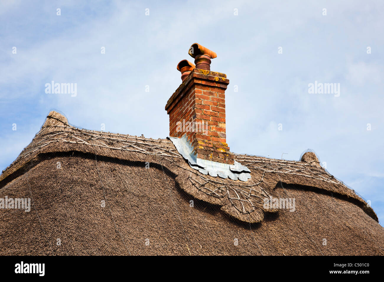 Strohdach detail und Kamin in einem kleinen alten Haus England Großbritannien Stockfoto