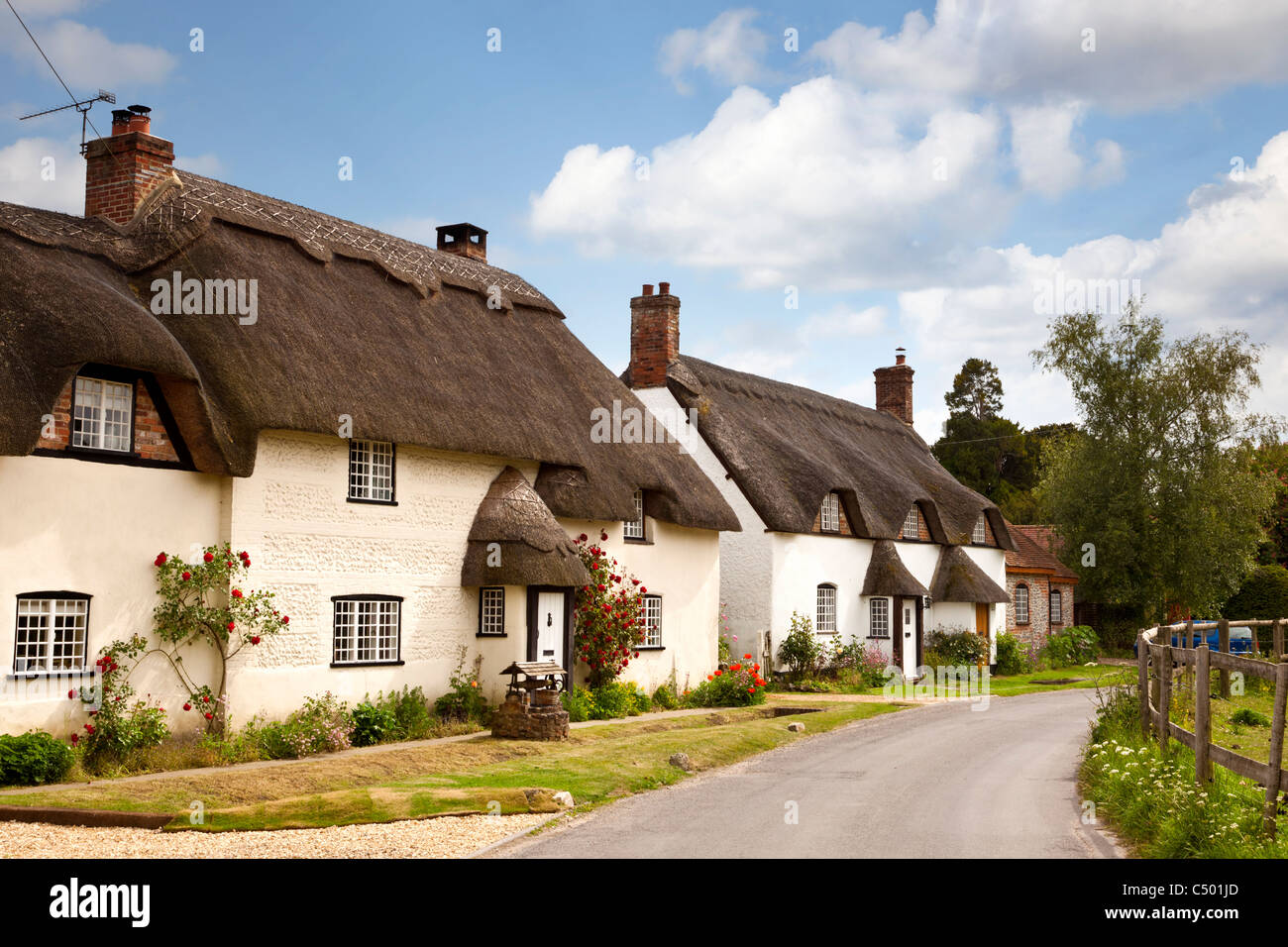 Schöne alte Reihe von ziemlich traditionellen englischen strohgedeckten Hütten, Tarrant Monkton, Dorset Dorf, England, UK Stockfoto