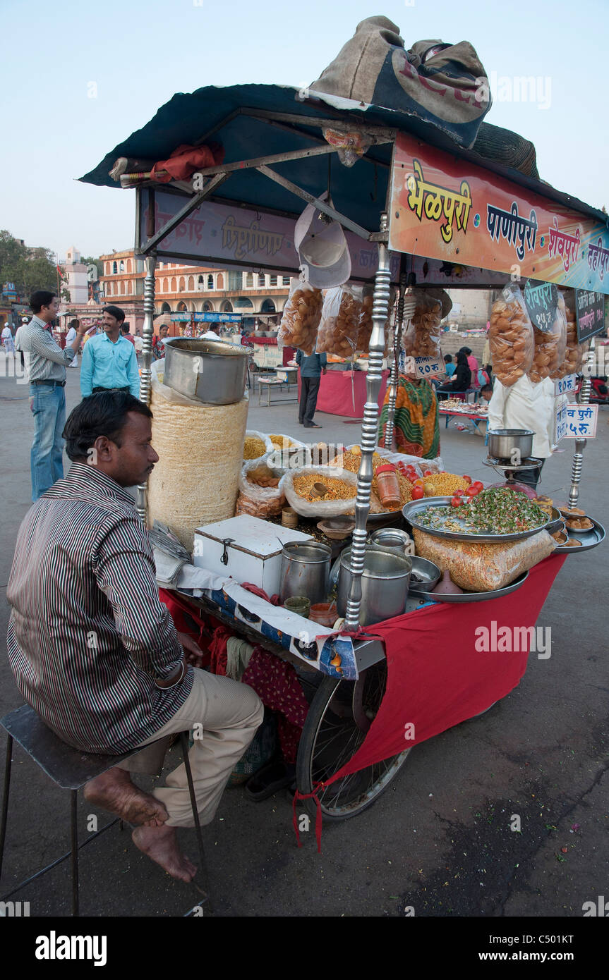 Straßenhändler verkauft indisches Essen aus einem Straßenstand. Fotografiert in Cochin, Indien Stockfoto