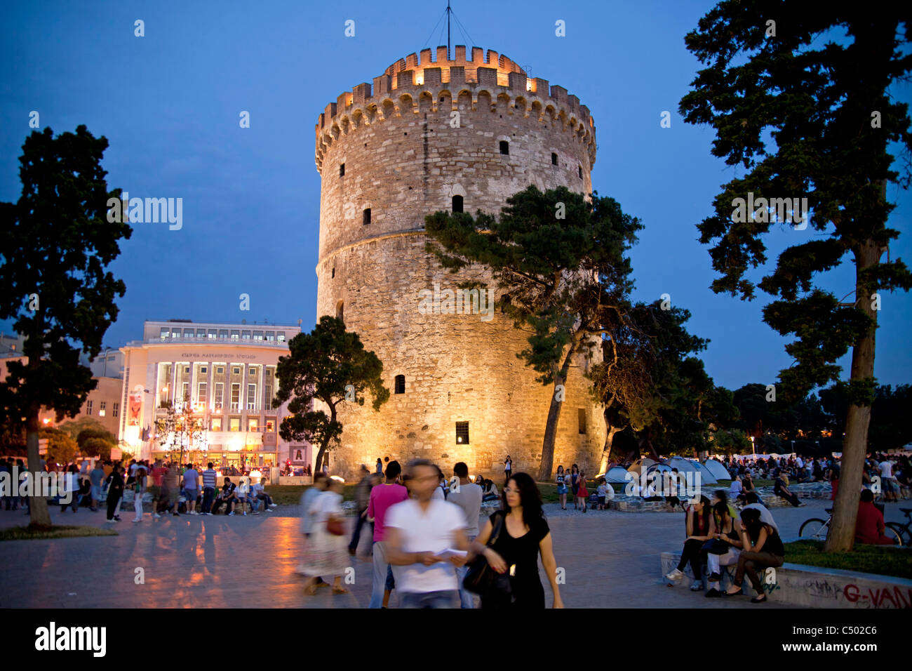 einen anstrengenden Abend am beleuchteten weißen Turm, Wahrzeichen der Stadt Thessaloniki, Makedonien, Griechenland Stockfoto
