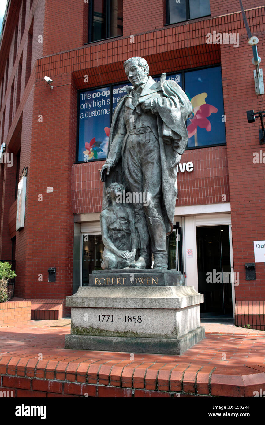 Eine Statue von Robert Owen außerhalb der Co-Operative Bank, Ballon Street, Manchester. Stockfoto