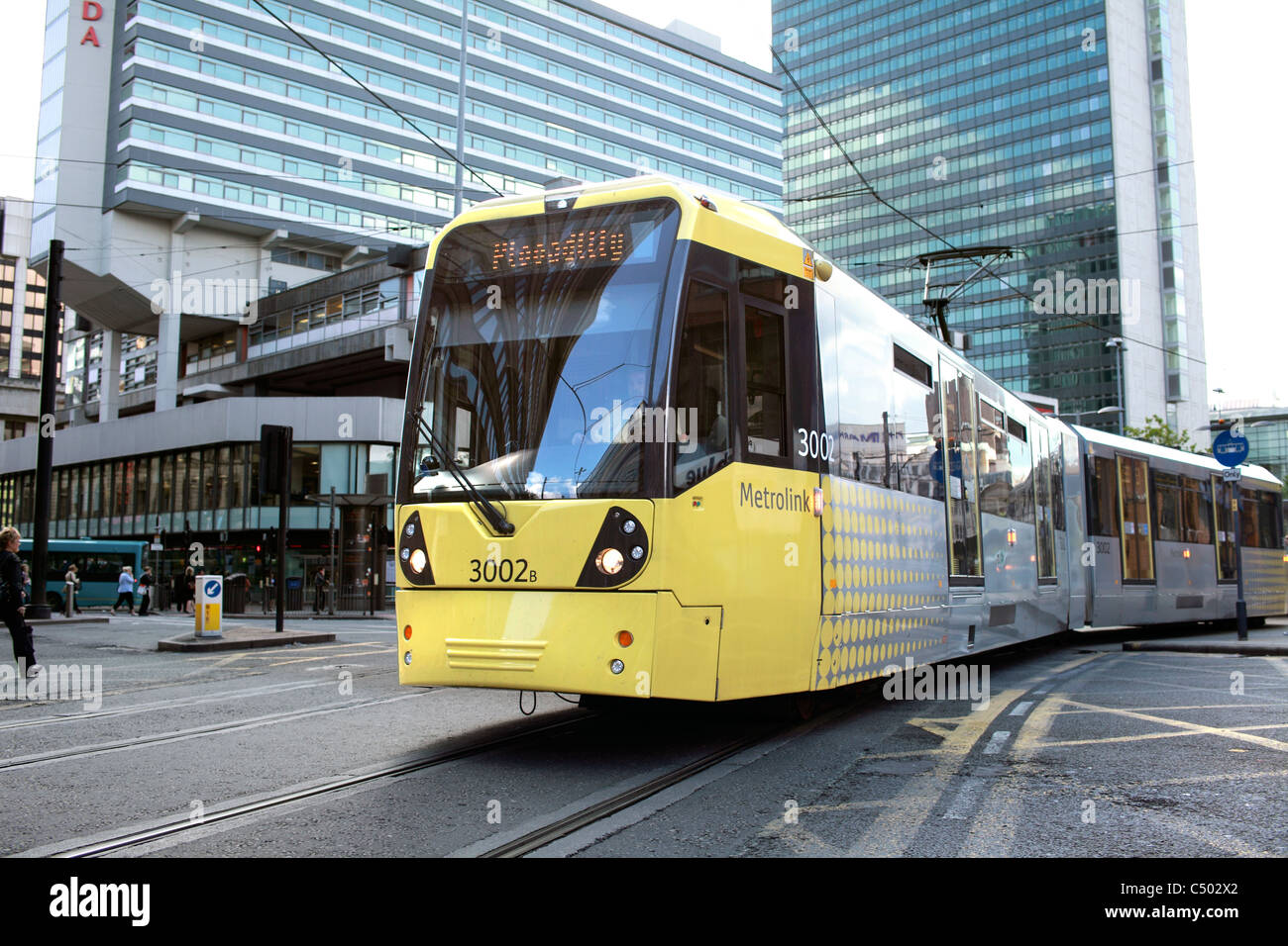 Eine Straßenbahn über Portland Straße im Zentrum von Manchester. Stockfoto