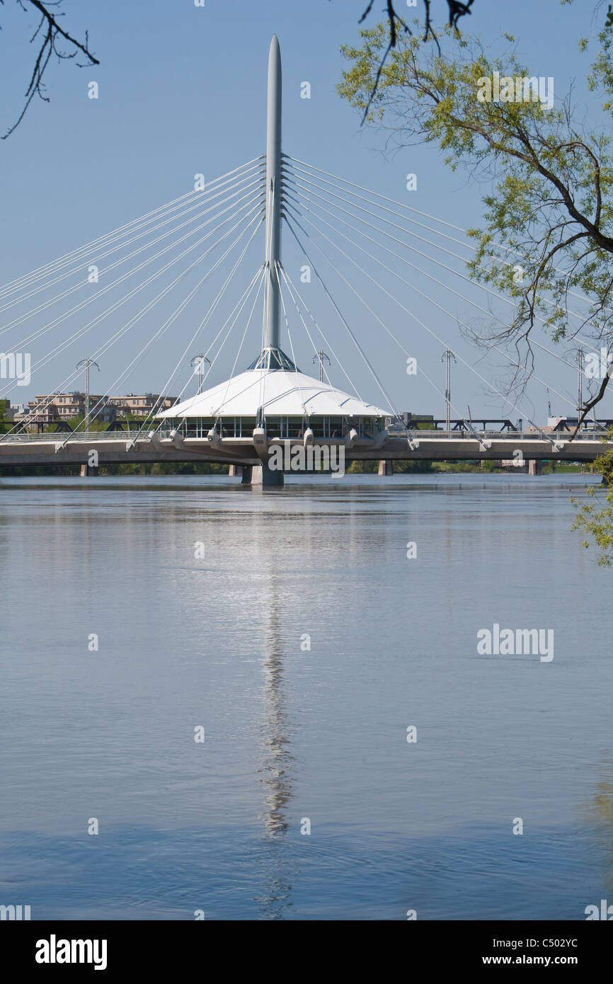 Die Esplanade Riel-Brücke ist in Winnipeg abgebildet. Stockfoto