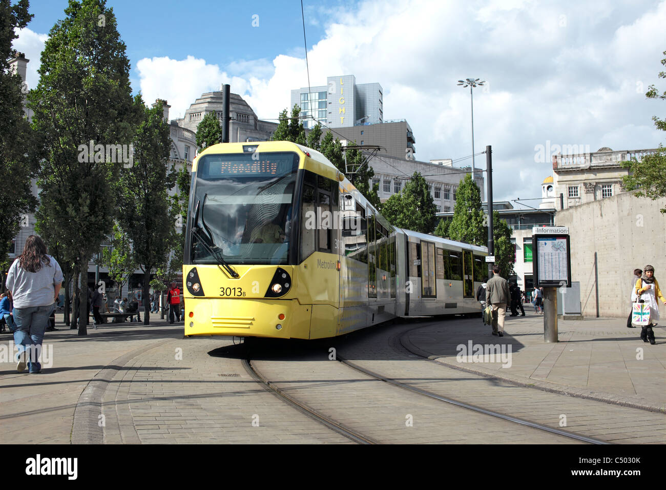 Eine Straßenbahn vorbei an Piccadilly Gardens im Zentrum von Manchester. Stockfoto