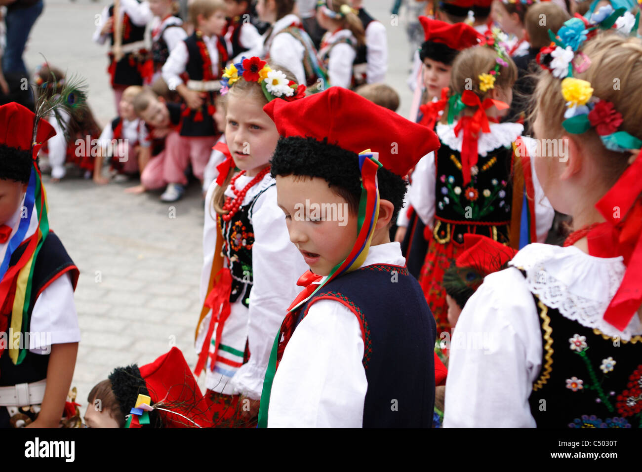 Eine Gruppe von Kindern in Krakau Stil Folklore Trachten während einer Aufführung der Volkskunde. Stockfoto