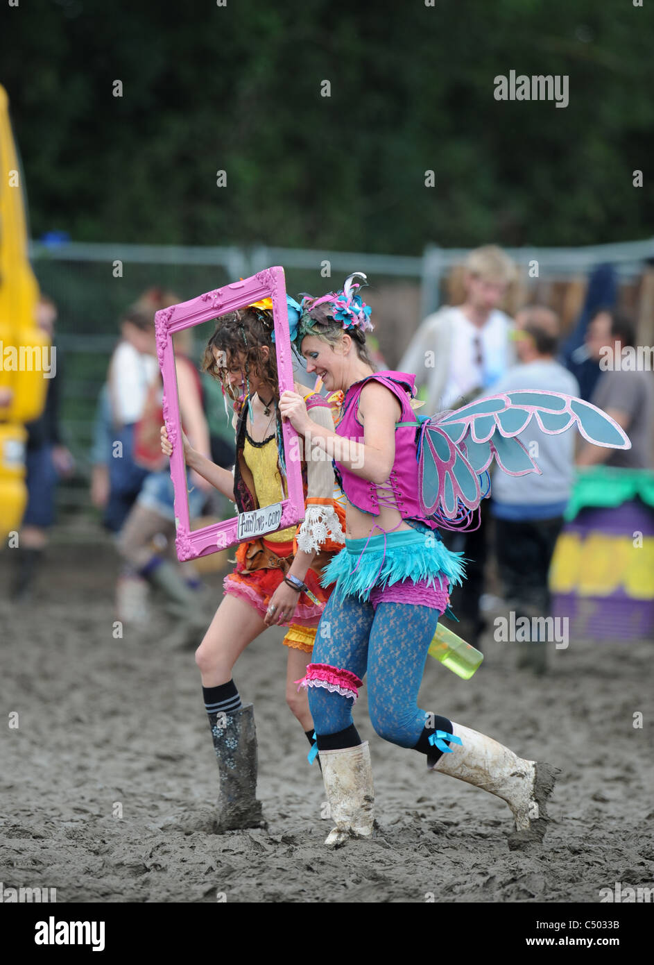 Zwei Mädchen im Schlamm auf dem Glastonbury Festival 2011 Stockfoto