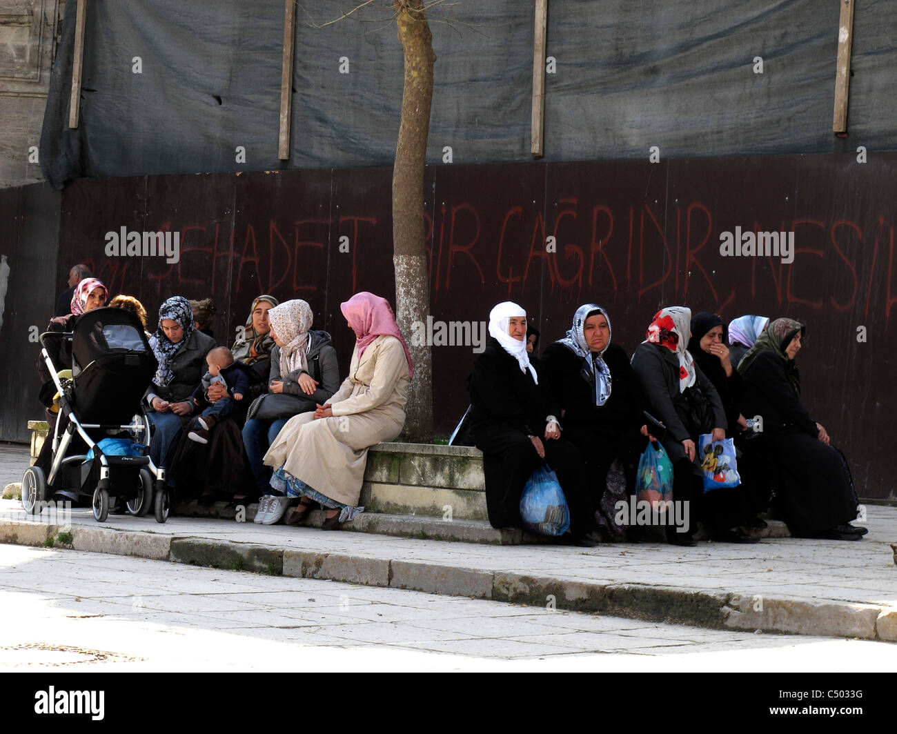 Türkei Istanbul türkische muslimische islamische Frauen sitzen im Schatten Stockfoto