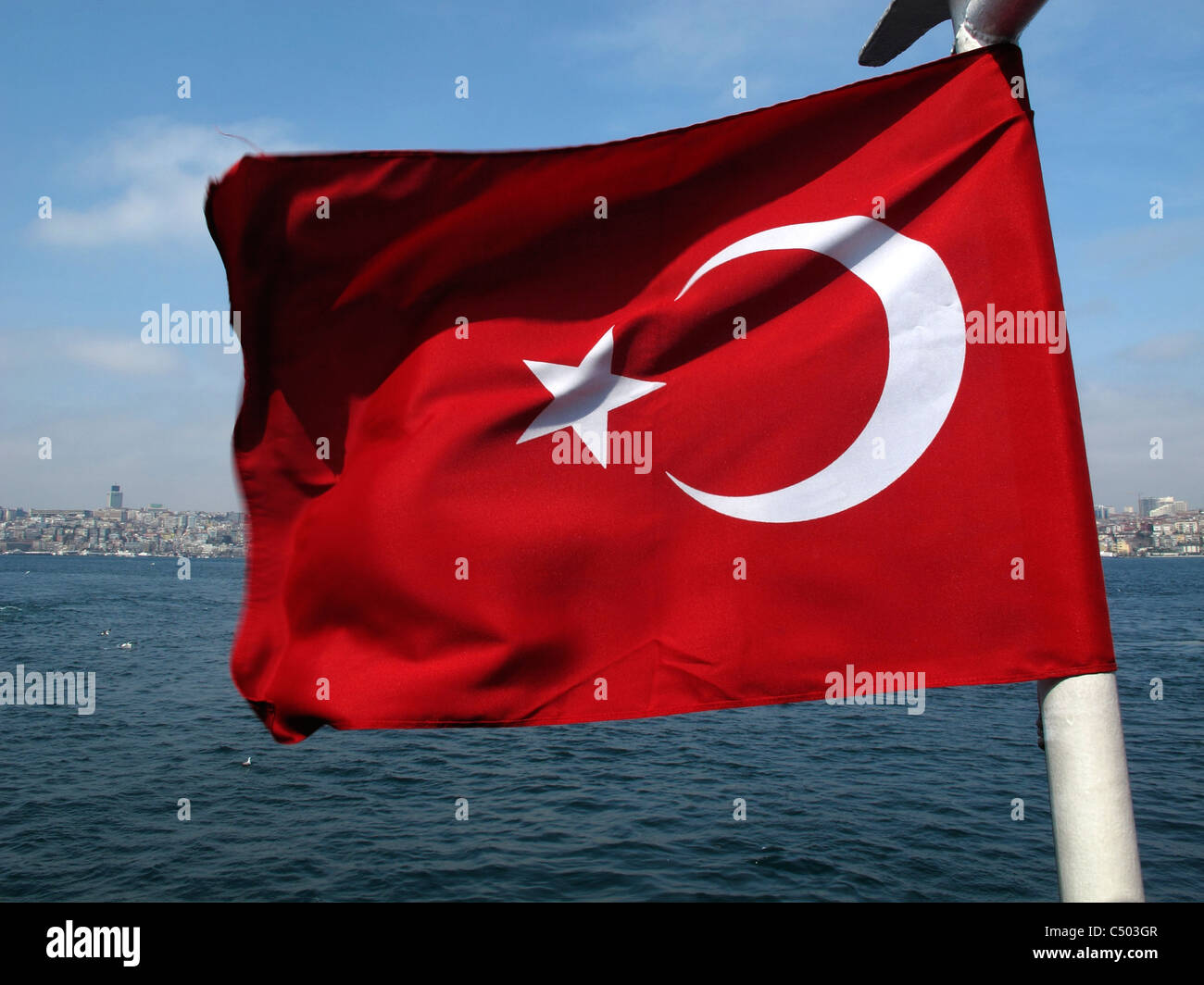 Türkei Istanbul türkische Nationalflagge auf Fähre Stockfoto