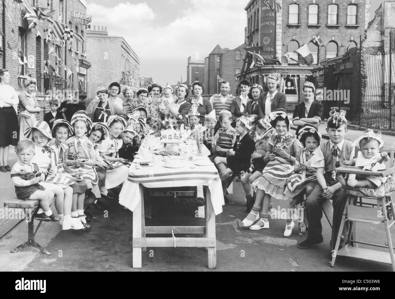 Eine typische London Street Party in 1953 feiert die Krönung von Königin Elizabeth II. Stockfoto