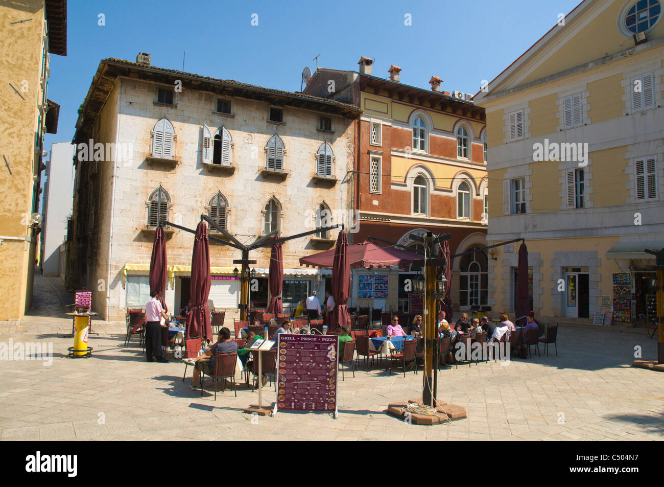 Restaurant und Café-Terrassen, Stari Grad der alten Stadt Porec Istrien Kroatien Europa Stockfoto
