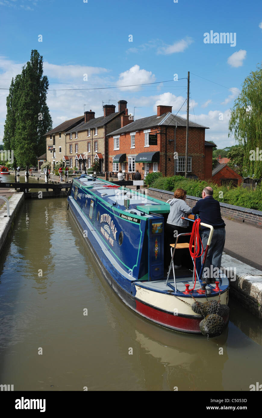 Eine schmale Boot innerhalb der Top Lock, Grand Union Canal, Stoke Bruerne, Northamptonshire, England. Stockfoto