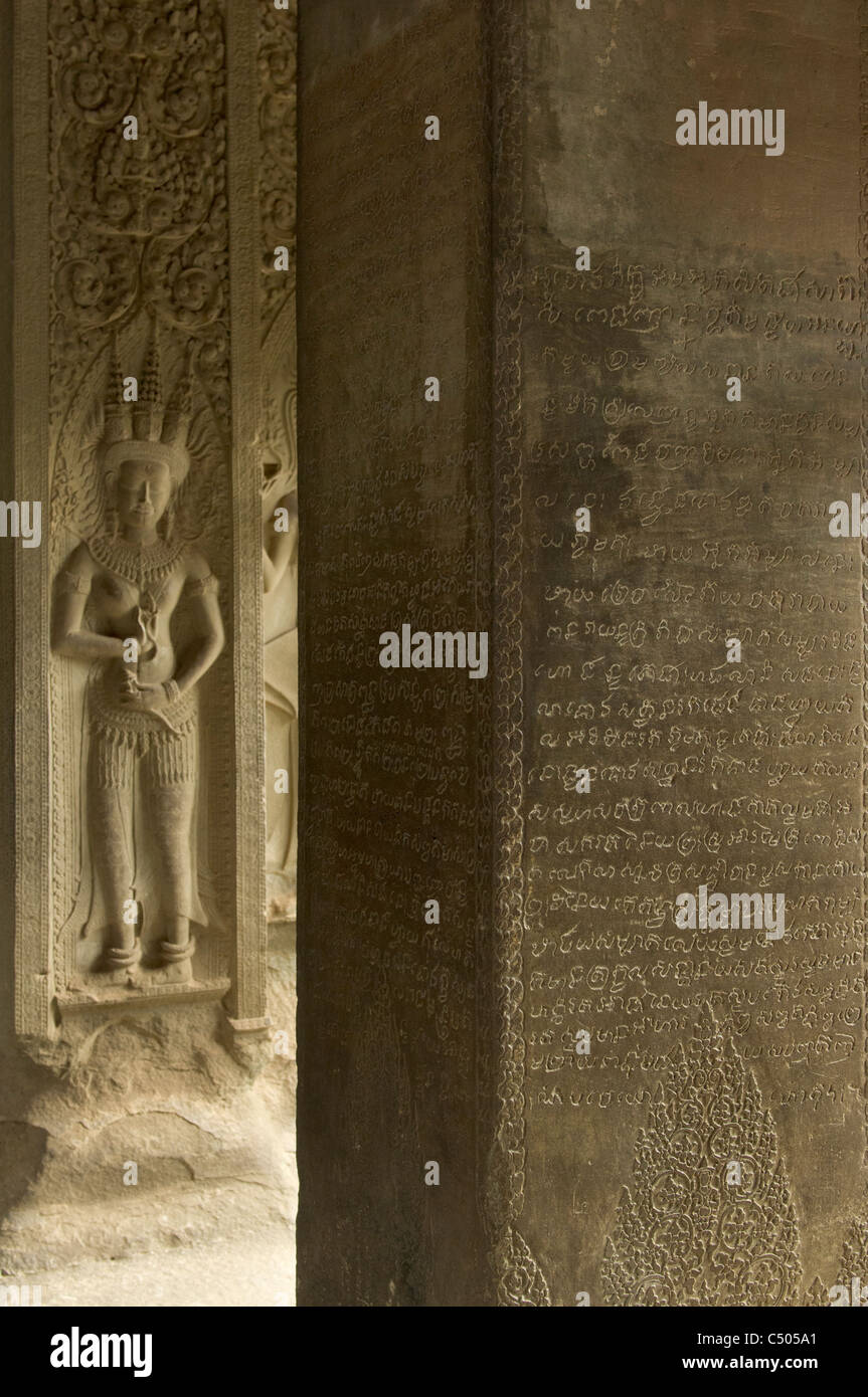 Gravierte Khmer-Skript und geschnitzten Apsara, in das Zentralheiligtum auf der dritten Ebene von Siem Reap, Angkor Wat, Angkor, Kambodscha Stockfoto