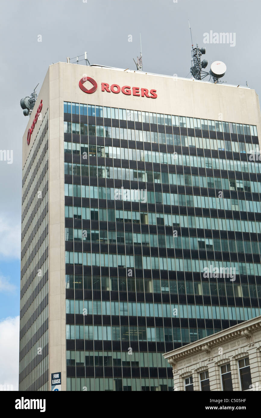 Rogers-Logo ist auf der NewPortCenter (NewPort Center) aufbauend auf Portage Avenue in Winnipeg Sonntag, 22. Mai 2011 abgebildet. Stockfoto