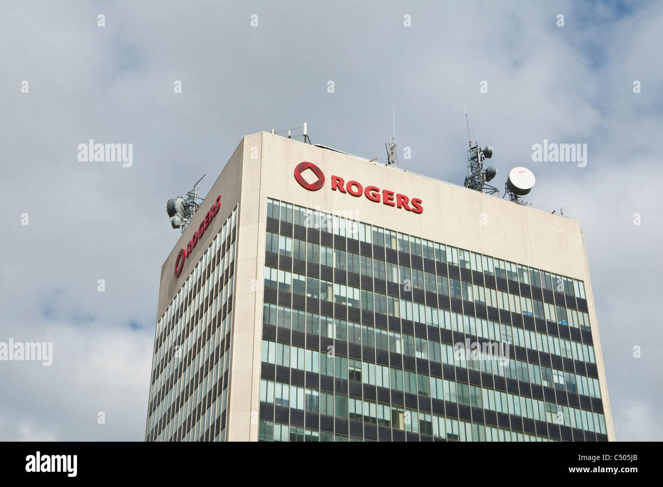 Rogers-Logo ist auf der NewPortCenter (NewPort Center) aufbauend auf Portage Avenue in Winnipeg Sonntag, 22. Mai 2011 abgebildet. Stockfoto