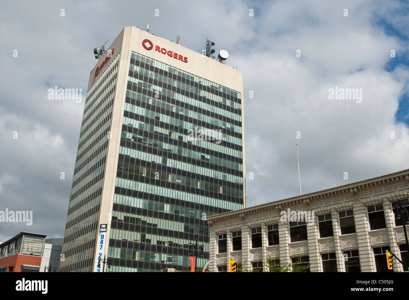 Rogers-Logo ist auf der NewPortCenter (NewPort Center) aufbauend auf Portage Avenue in Winnipeg Sonntag, 22. Mai 2011 abgebildet. Stockfoto