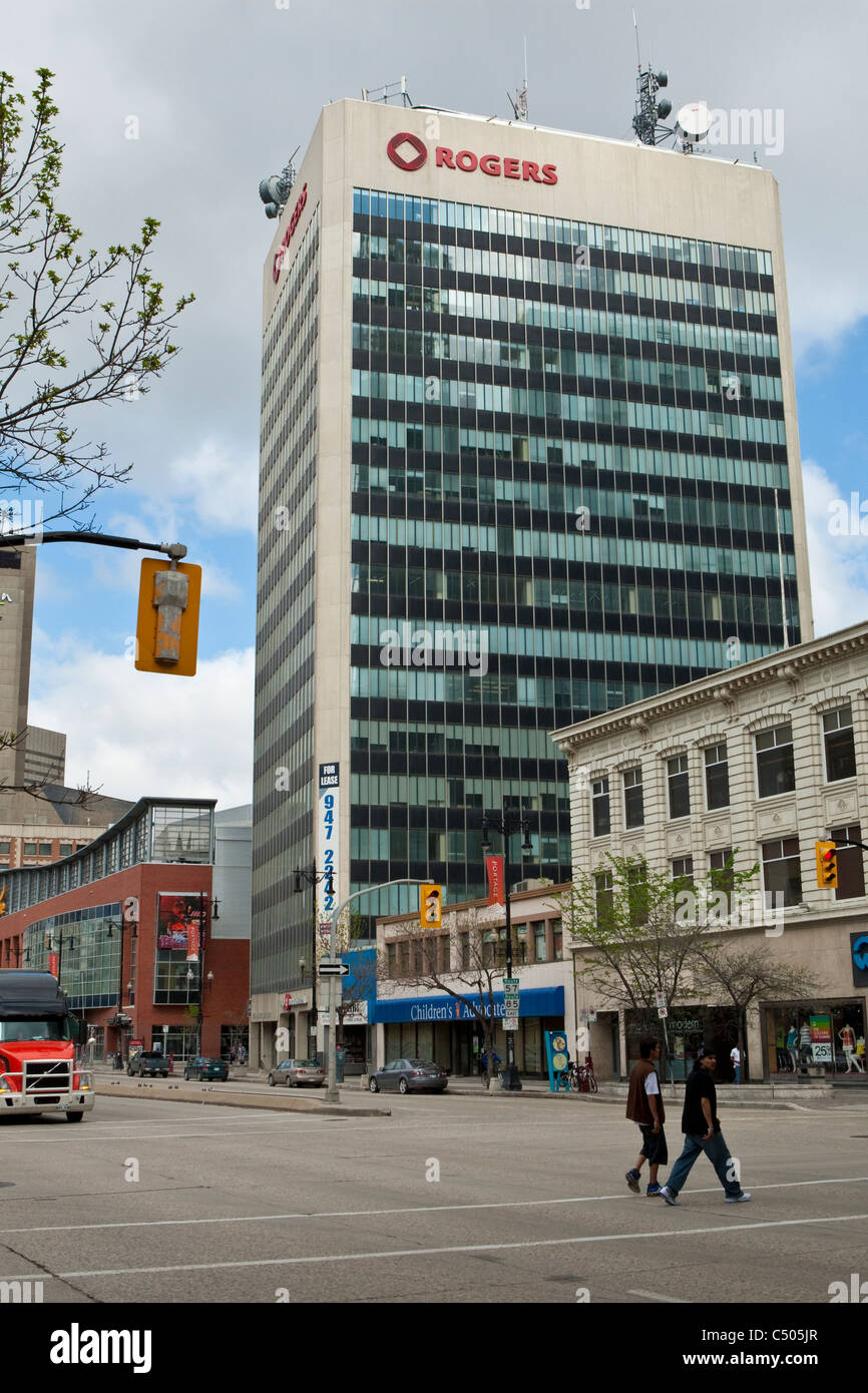 Rogers-Logo ist auf der NewPortCenter (NewPort Center) aufbauend auf Portage Avenue in Winnipeg Sonntag, 22. Mai 2011 abgebildet. Stockfoto