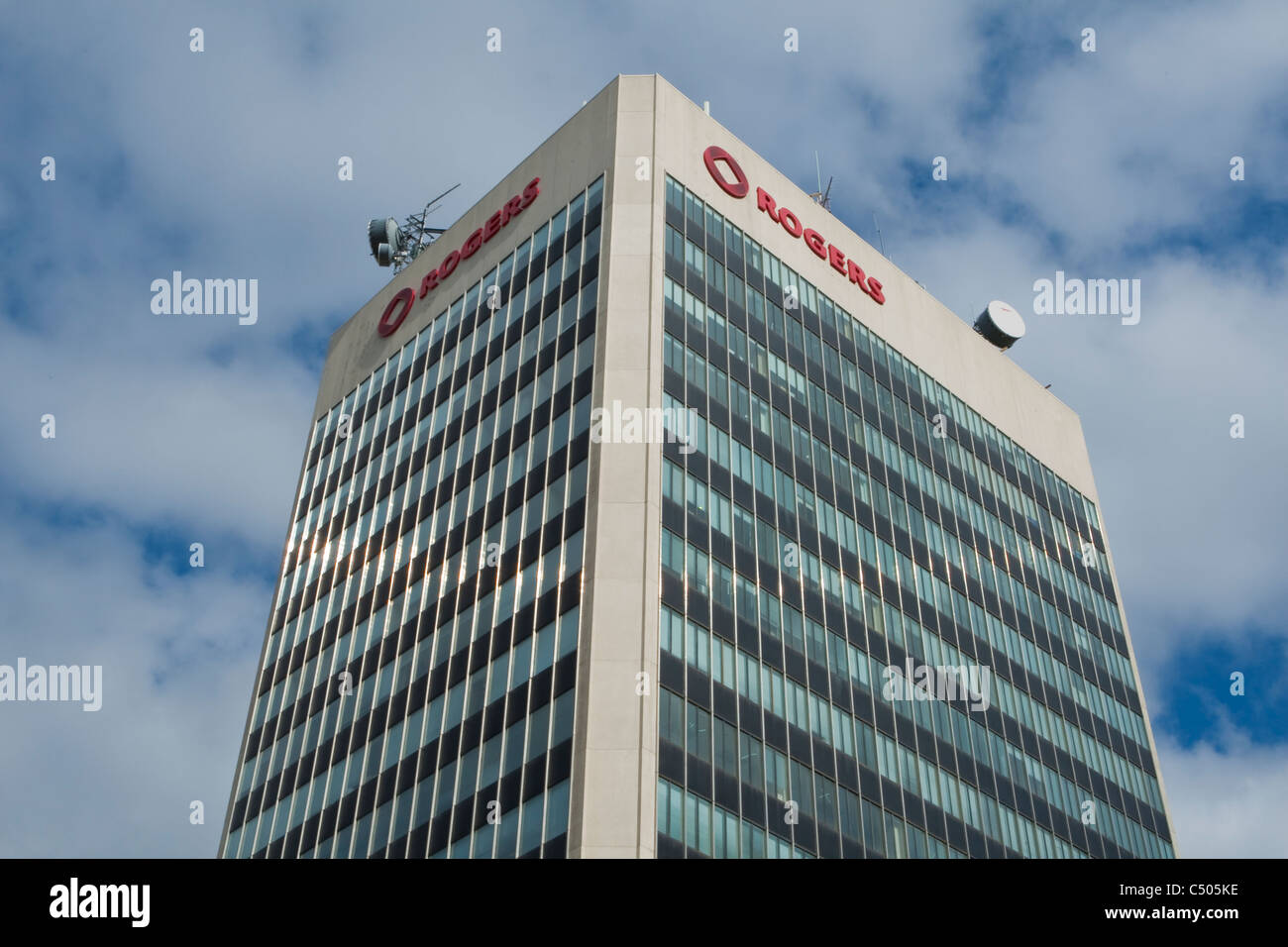 Rogers-Logo ist auf der NewPortCenter (NewPort Center) aufbauend auf Portage Avenue in Winnipeg Sonntag, 22. Mai 2011 abgebildet. Stockfoto