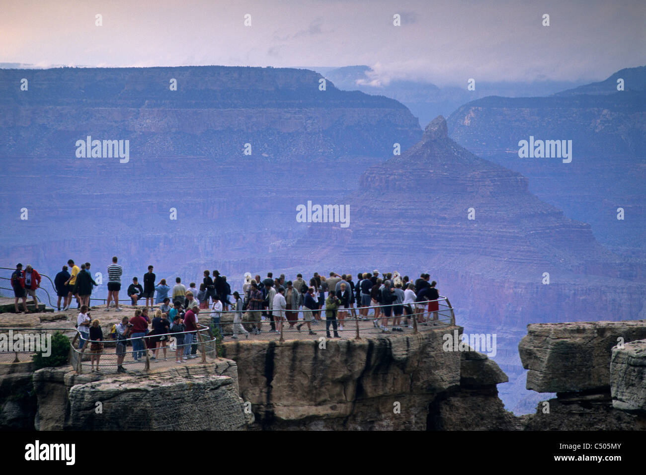 Massen von Touristen am Aussichtspunkt, Mather Point, Grand Canyon NAT ' l. Park, ARIZONA Stockfoto