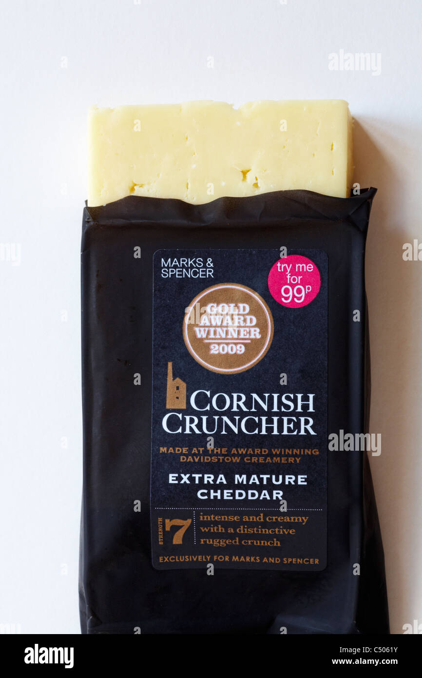 Päckchen Marken & Spencer Cornish Cruncher extra Reifen Cheddar-Käse rückgängig gemacht Inhalt anzeigen, legen Sie auf weißem Hintergrund Stockfoto