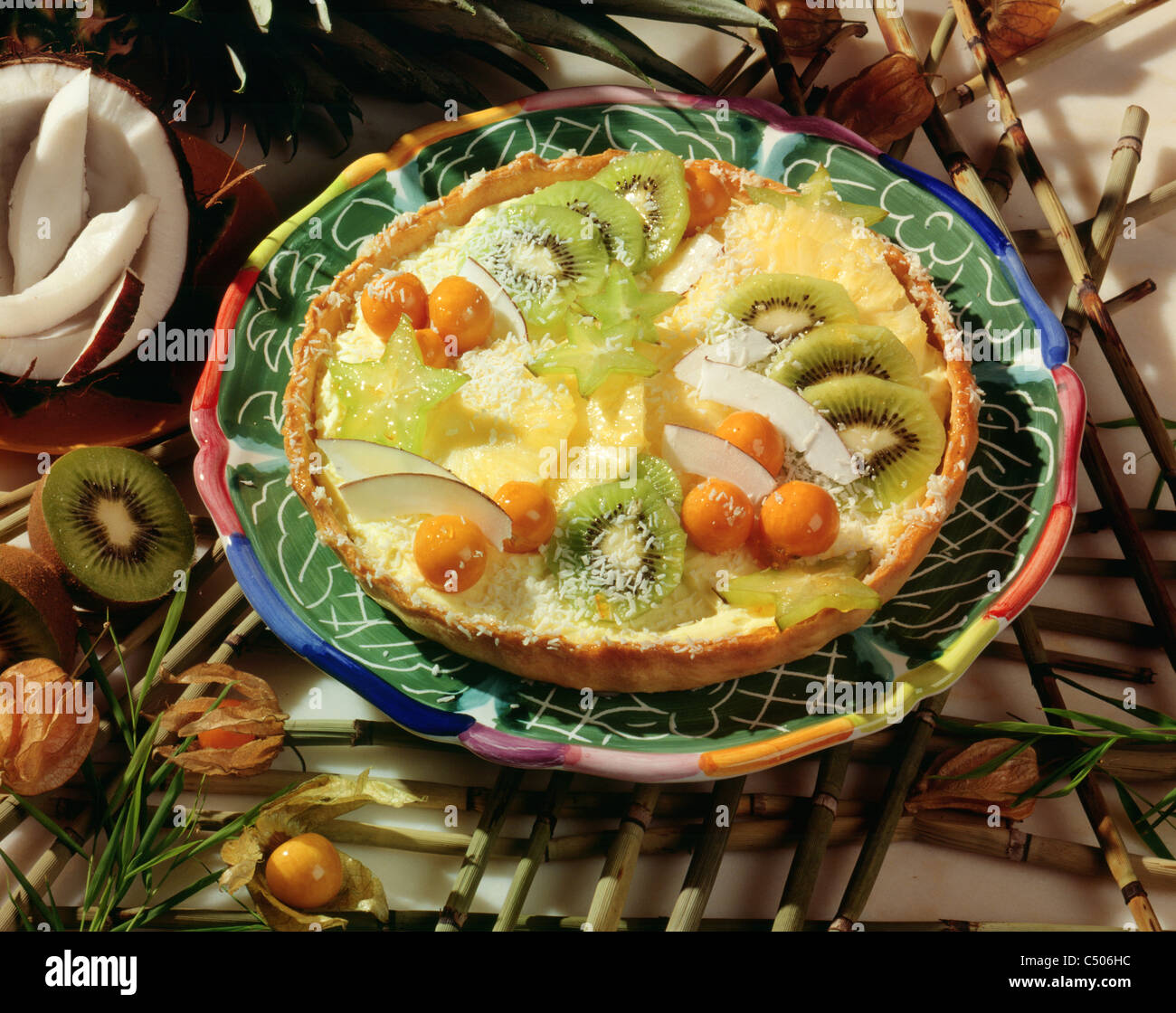 Kokos - Torte mit exotischen Früchten Stockfoto