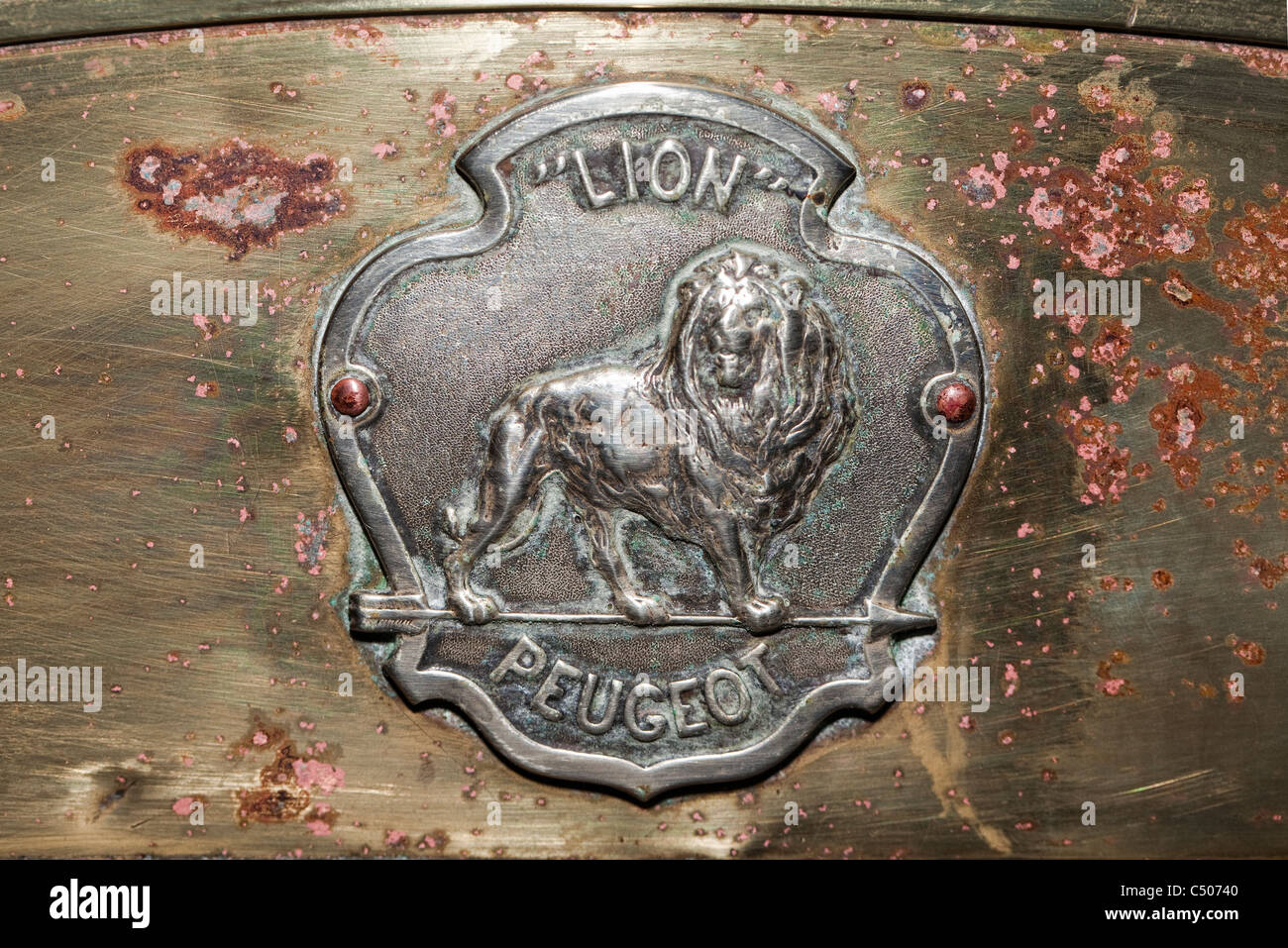 Kühlerfigur von einem Peugeot Lion Double Phaeton, 1908 Stockfoto