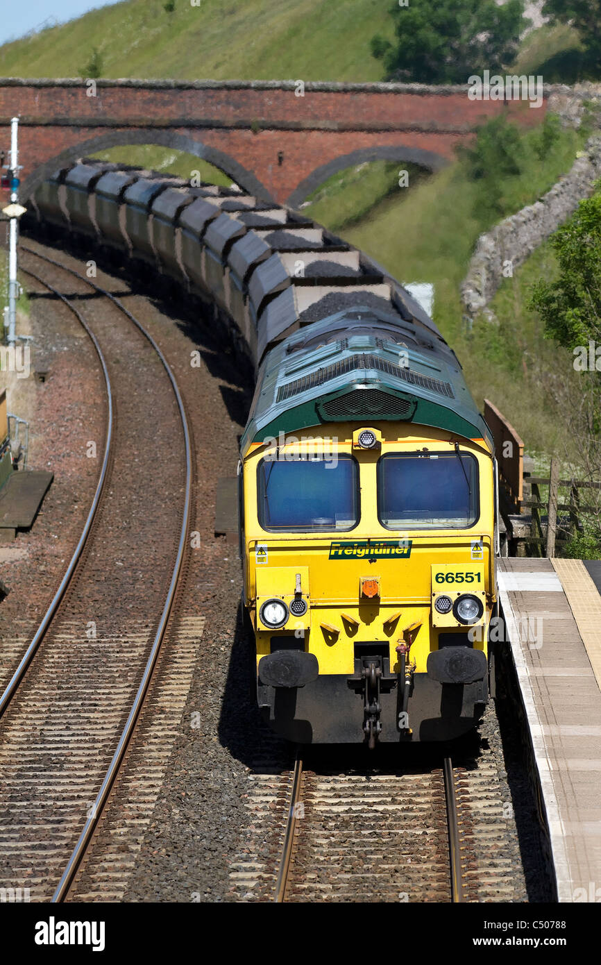 Freight Liner Wagen Transport von Kohle durch den britischen Eisenbahnen Kohle Trichter & Waren am Bahnhof Tabay Station, Settle Carlisle, Cumbria, Großbritannien Stockfoto