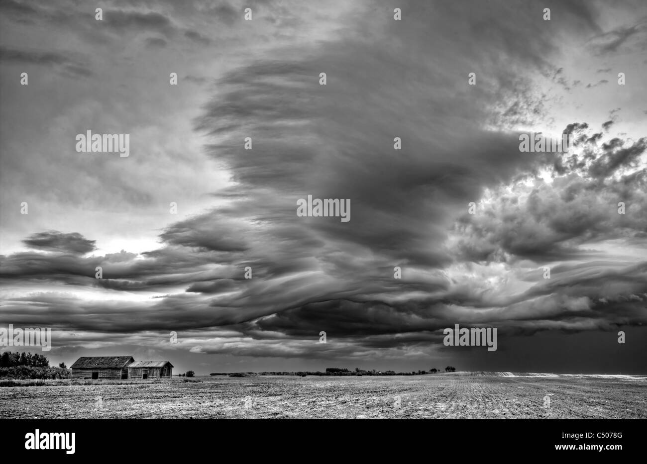 Verlassenen Bauernhof mit Gewitterwolken in der kanadischen Prärie Stockfoto