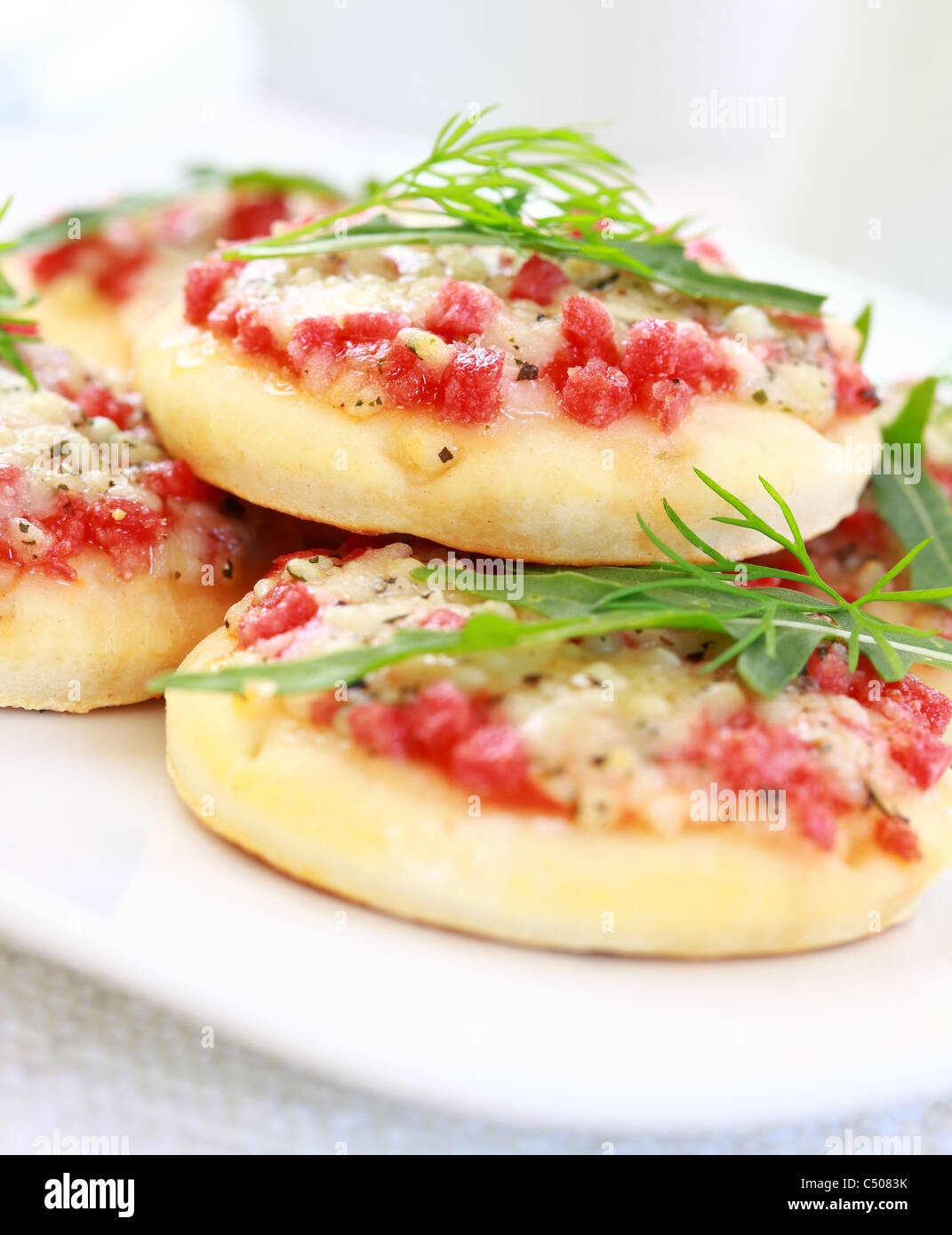 Kleine Kuchen mit Schinken und Käse als Vorspeise Stockfoto