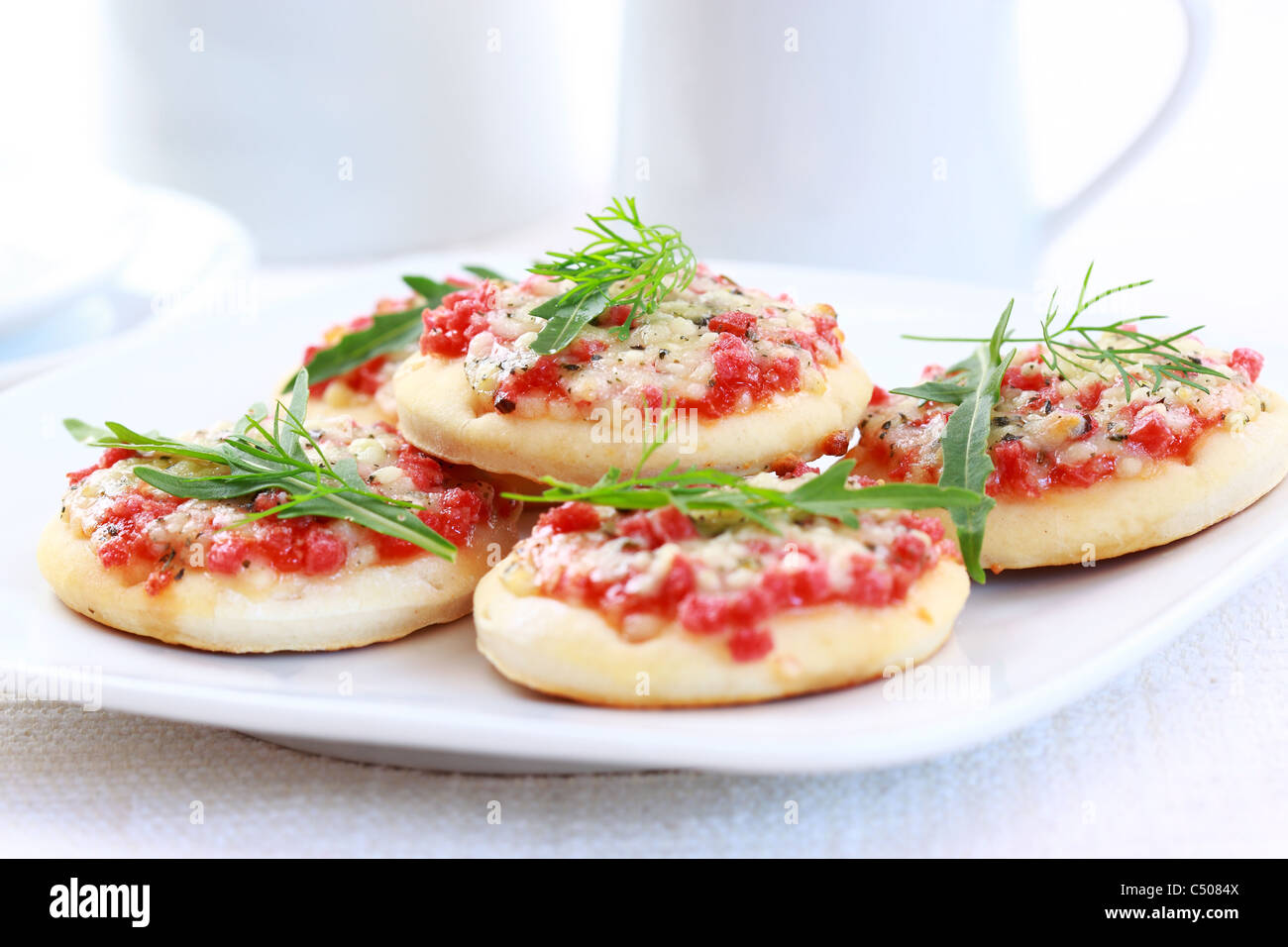 Kleine Kuchen mit Schinken und Käse als Vorspeise Stockfoto