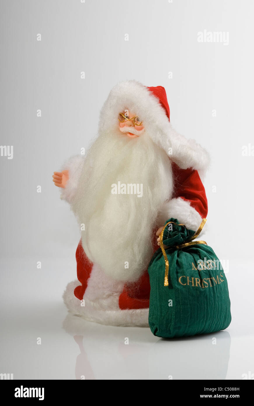 Santa Claus mit meschotschek voller Geschenke. Stockfoto