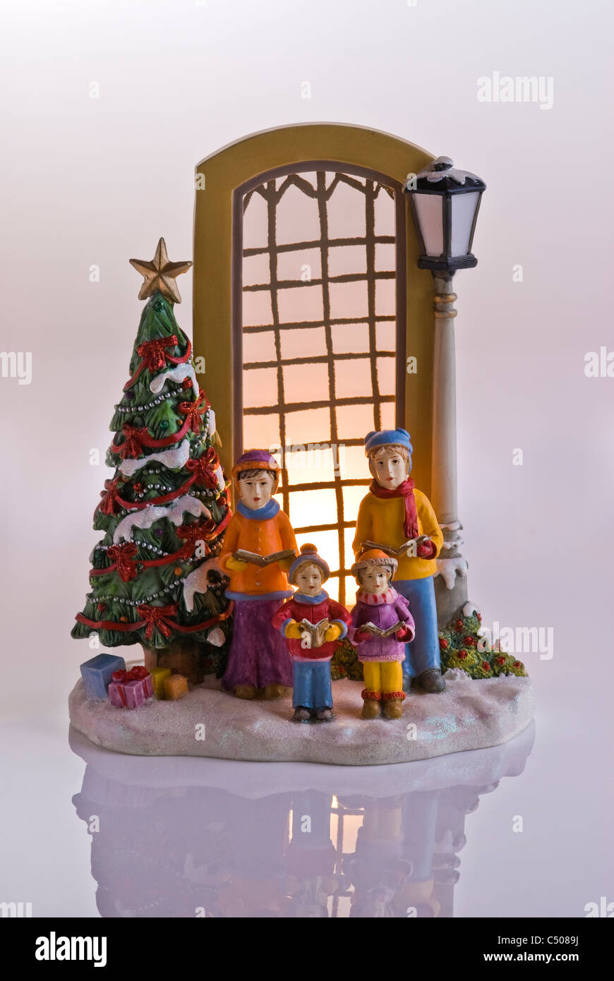 Sternsinger vor einem beleuchteten Fenster. Weihnachts-Dekoration. Stockfoto
