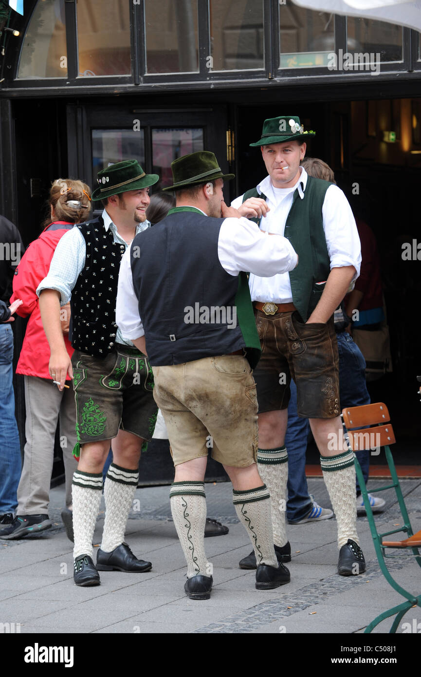 Manner In Bayerische Lederhose Rauchen Vor Dem Hofbrauhaus Munchen Bayern Deutschland Munchen Deutschland Stockfotografie Alamy